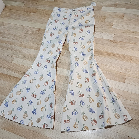 Free People Just Float On Flare Jeans Printed Fruit Pineapple Combo Ivory 29 NWT - Picture 3 of 9